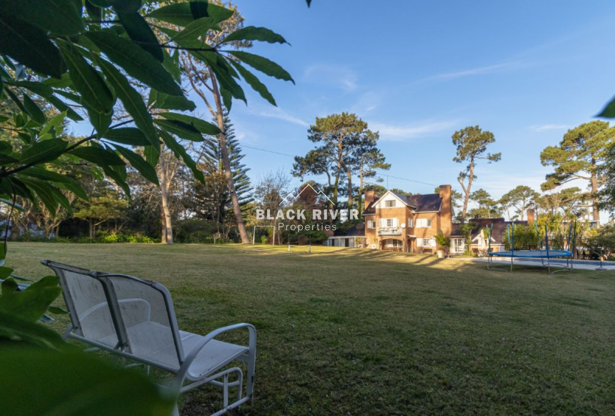 Casa ID.66807 - Casa de 6 dormitorios con piscina en venta en Playa Mansa con piscina Punta del Este 