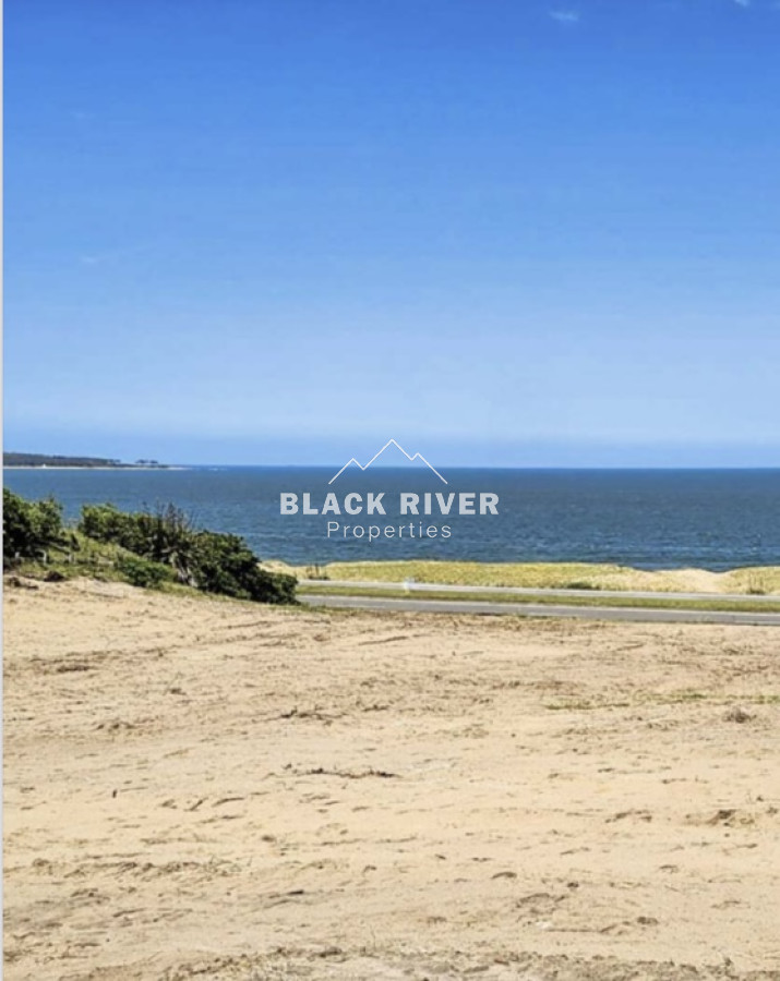 Casa ID.66620 - CASA EN VENTA EN PRIMERA LINEA DE LA PLAYA MANSA, BARRIO PRIVADO. PUNTA DEL ESTE 