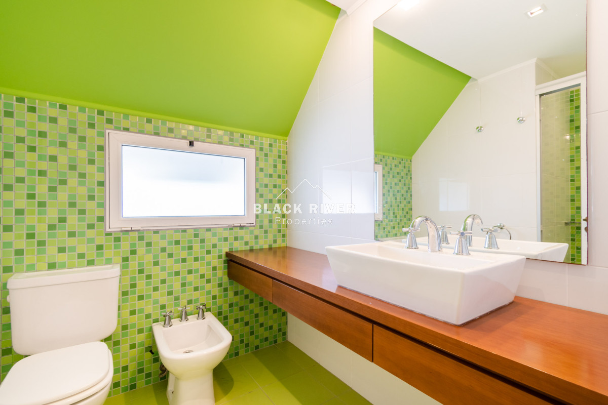 Casa ID.64 - Casa en venta 6 dormitorios con Piscina climatizada Playa Mansa cantegril Punta del Este