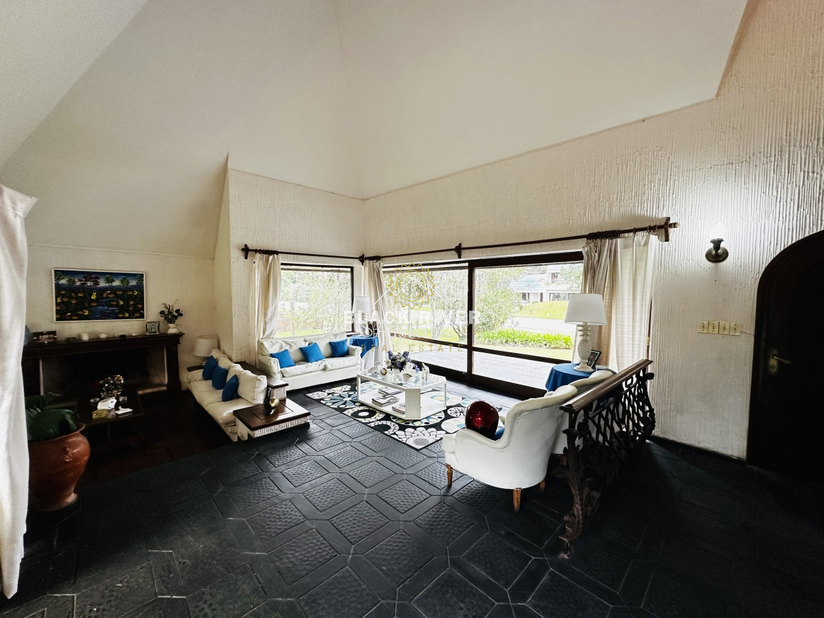 Casa ID.66957 - Casa en venta 4 dormitorios en  Lugano Punta del Este