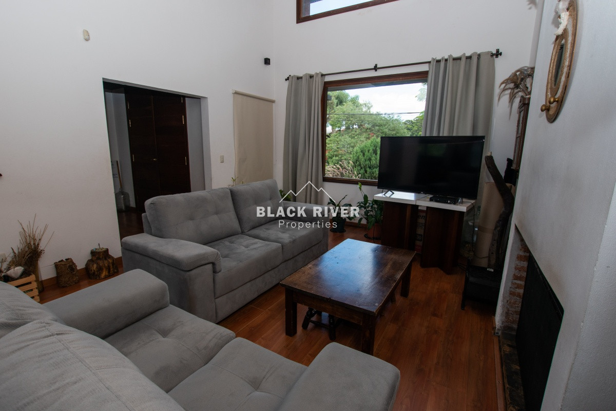 Casa ID.58872 - Venta casa de 5 dormitorio con piscina en Pinares. 