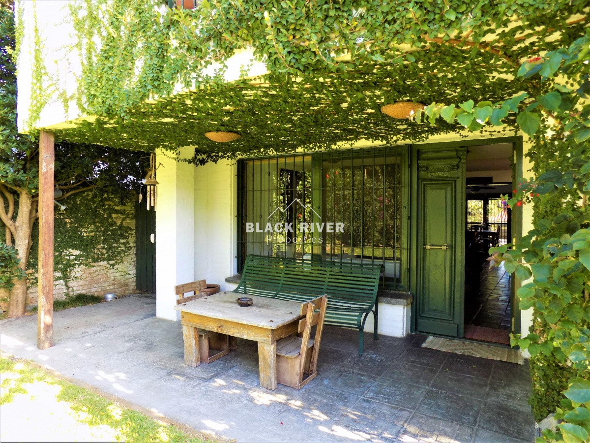 Casa ID.35 - Venta Casa de 4 Dormitorios en Playa Mansa, Punta del Este