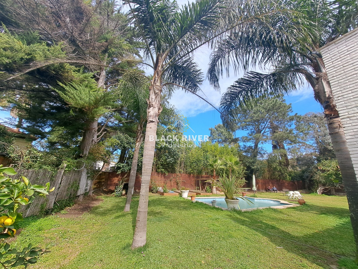 Casa ID.66788 - Casa con piscina en alquiler  4 dormitorios Playa Mansa - Punta del Este
