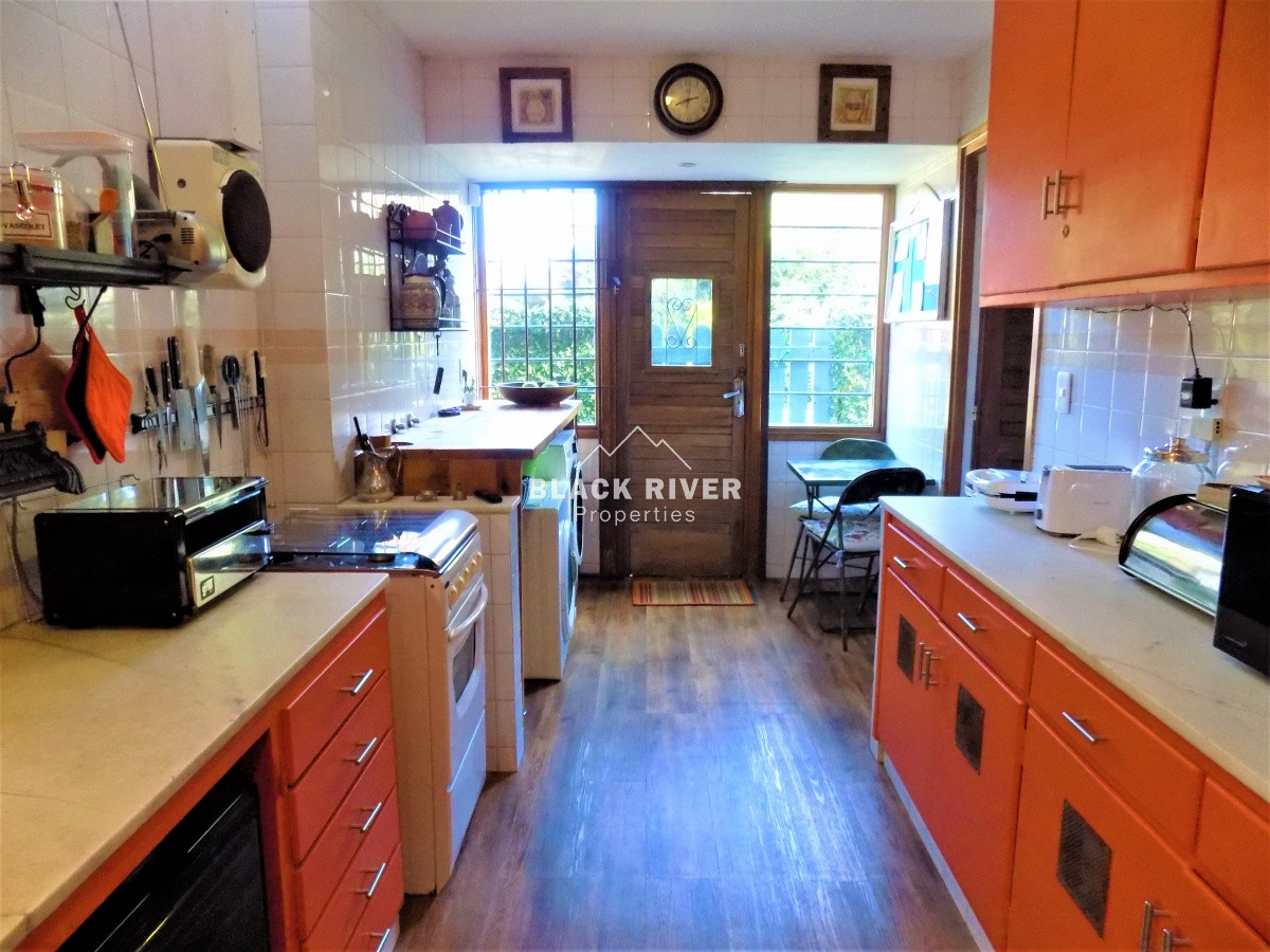 Casa ID.35 - Venta Casa de 4 Dormitorios en Playa Mansa, Punta del Este