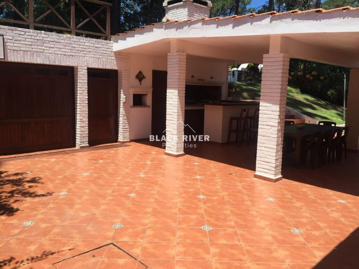 Casa ID.65956 - Casa de 3 dormitorios con psicina en alquiler anual Playa mansa Punta del Este