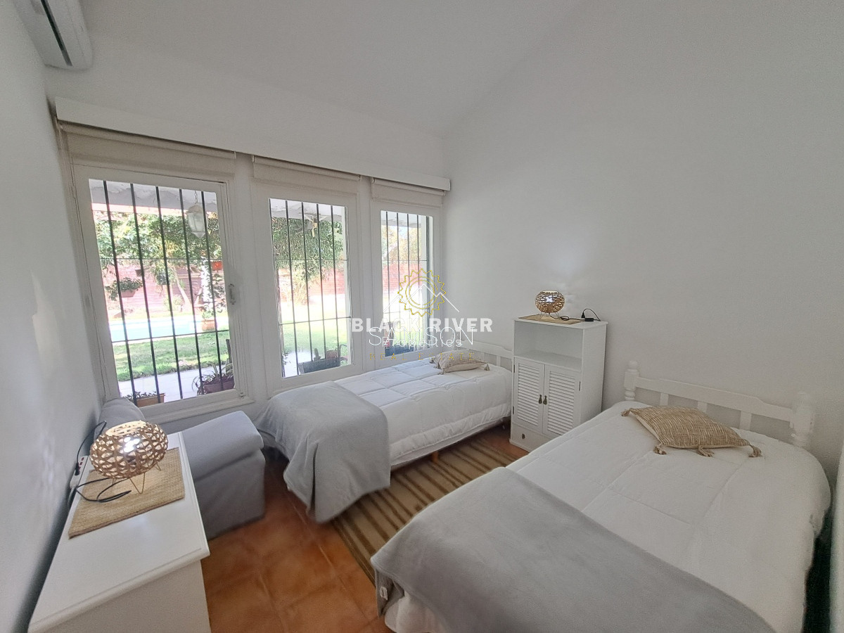 Casa ID.66788 - Casa con piscina en alquiler  4 dormitorios Playa Mansa - Punta del Este