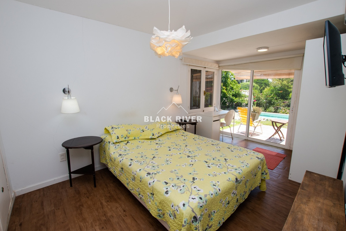 Casa ID.65981 - Casa en Venta en Playa Mansa de 3 dormitorios con piscina 