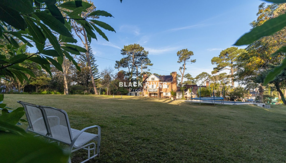 Casa ID.66807 - Casa de 6 dormitorios con piscina en venta en Playa Mansa con piscina Punta del Este 