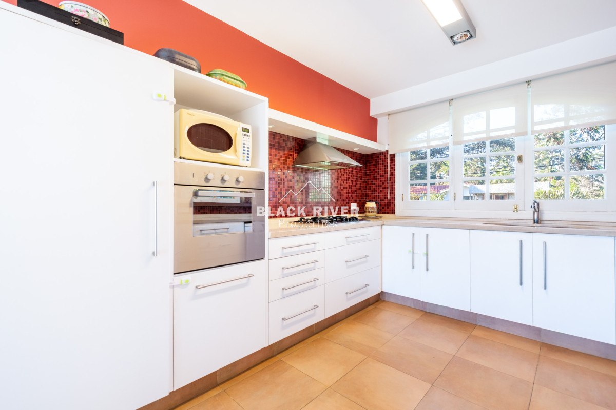 Casa ID.64 - Casa en venta 6 dormitorios con Piscina climatizada Playa Mansa cantegril Punta del Este
