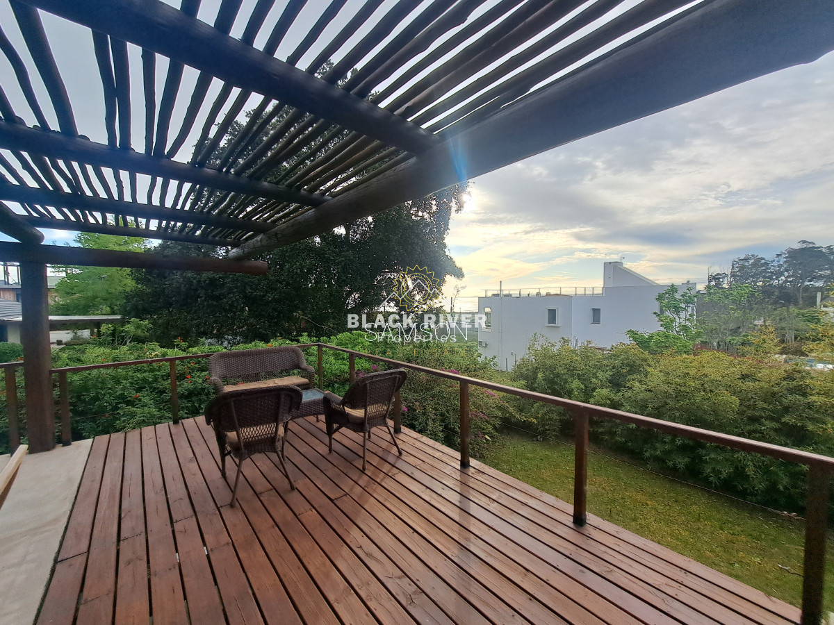 Casa ID.66989 - Casa Moderna en venta a pasos del mar en Playa Solanas Punta ballena uruguay