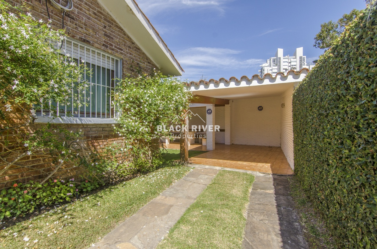 Casa ID.57934 - Casa de 4 dormitorios en venta parada 7 de Playa Mansa Punta del Este