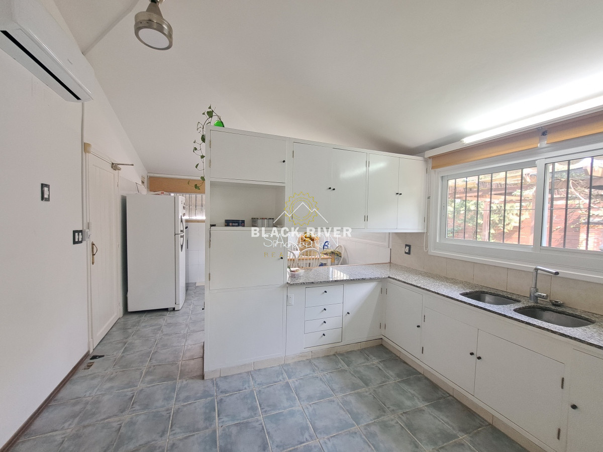 Casa ID.66788 - Casa con piscina en alquiler  4 dormitorios Playa Mansa - Punta del Este