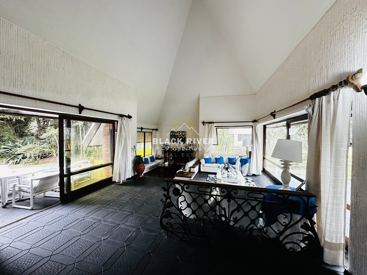 Casa ID.66957 - Casa en venta 4 dormitorios en  Lugano Punta del Este