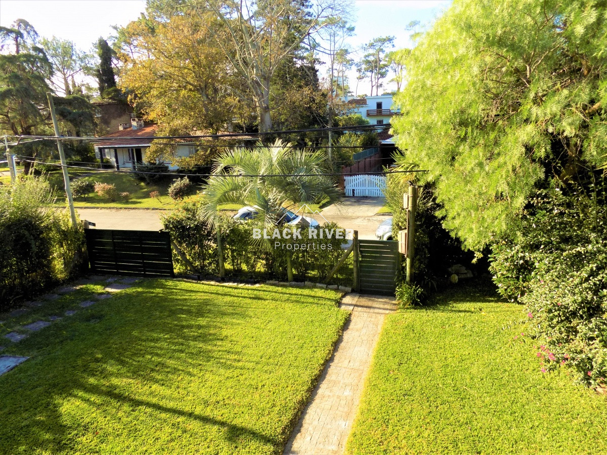 Casa ID.35 - Venta Casa de 4 Dormitorios en Playa Mansa, Punta del Este