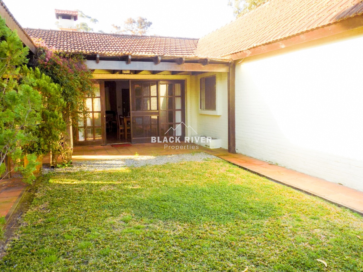 Casa ID.60468 - Casa de 3 dormitorios con piscina en venta Playa Mansa Punta del Este