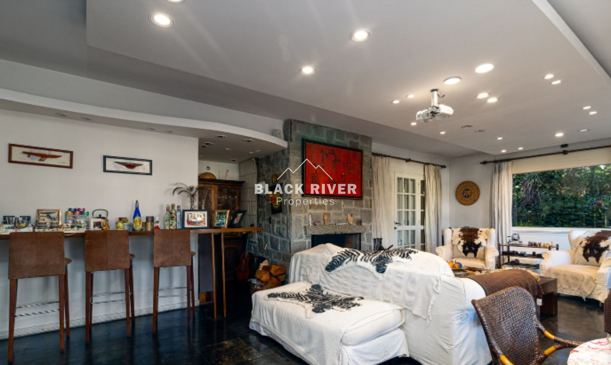 Casa ID.66807 - Casa de 6 dormitorios con piscina en venta en Playa Mansa con piscina Punta del Este 