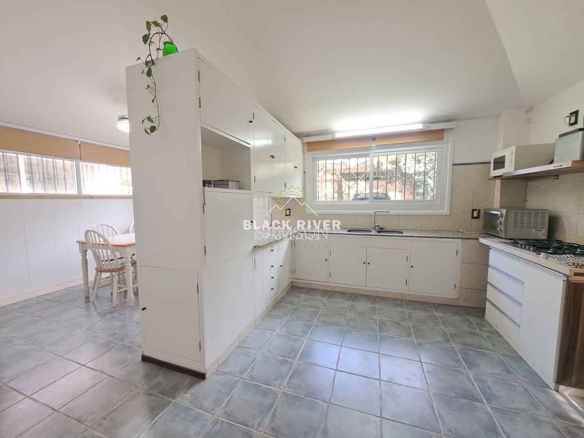 Casa ID.66788 - Casa con piscina en alquiler  4 dormitorios Playa Mansa - Punta del Este