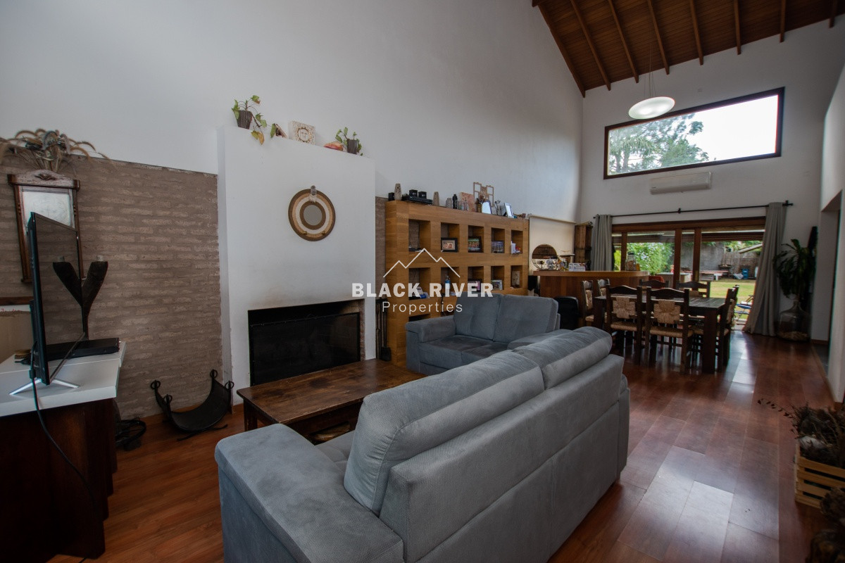 Casa ID.58872 - Venta casa de 5 dormitorio con piscina en Pinares. 