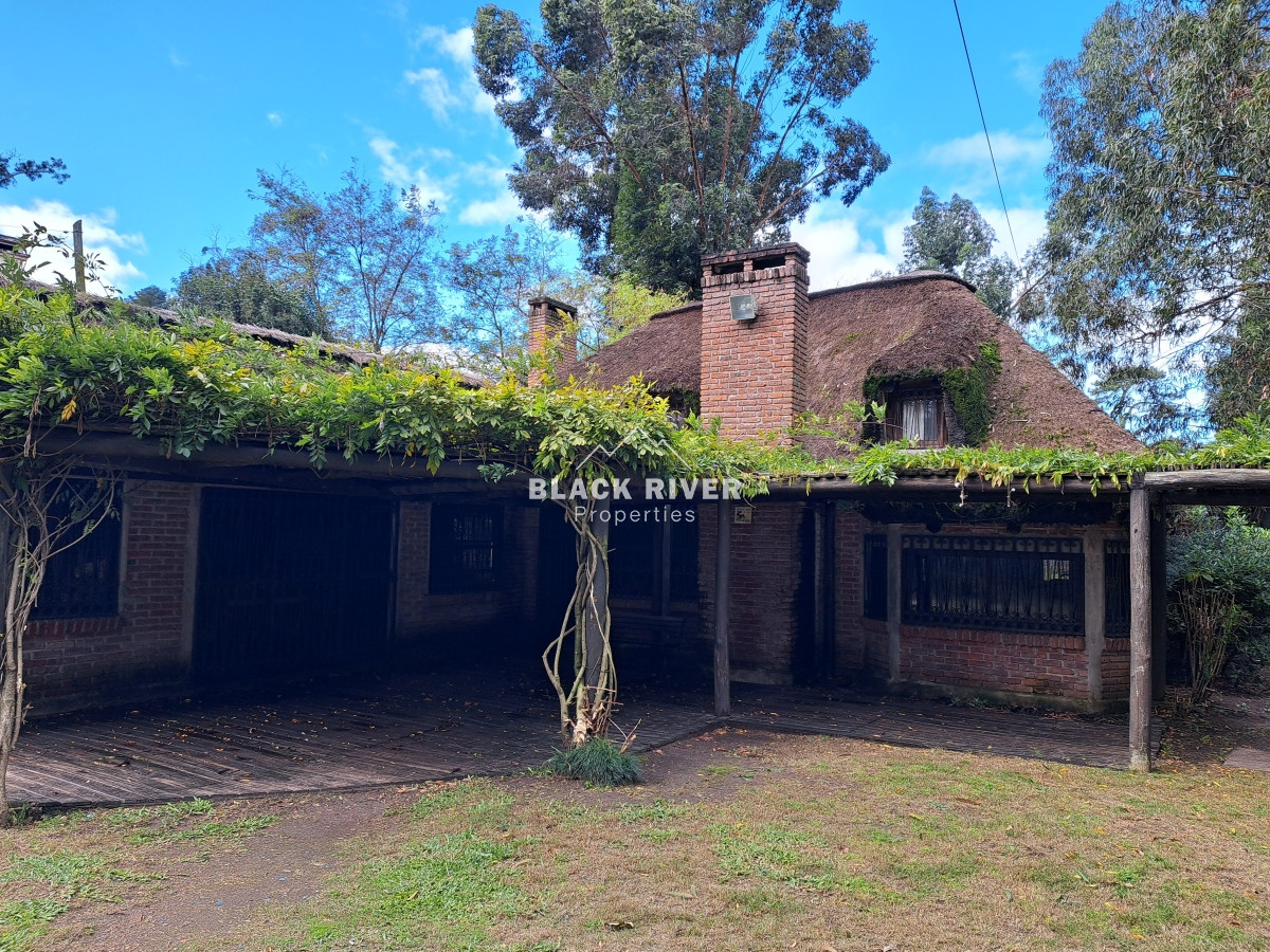 Casa ID.66765 - Casa con piscina en Venta 3 Dormitorios Playa Pinares  Punta del Este