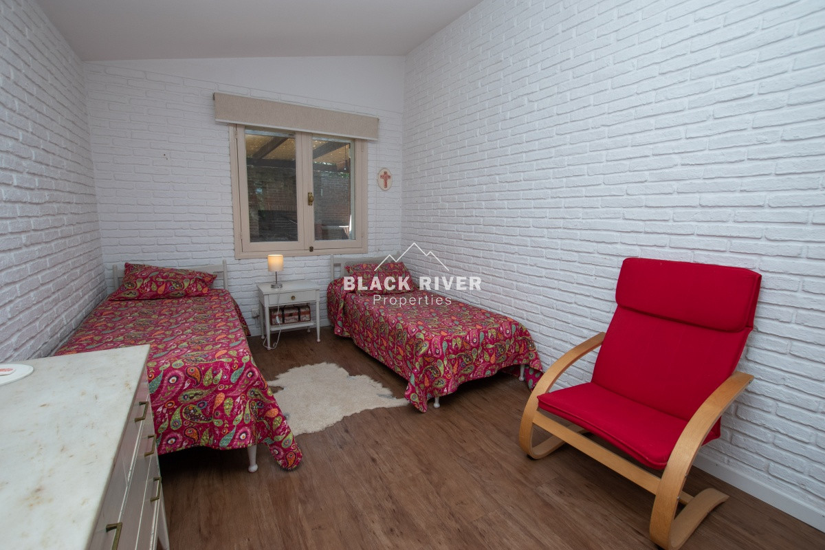 Casa ID.65981 - Casa en Venta en Playa Mansa de 3 dormitorios con piscina 
