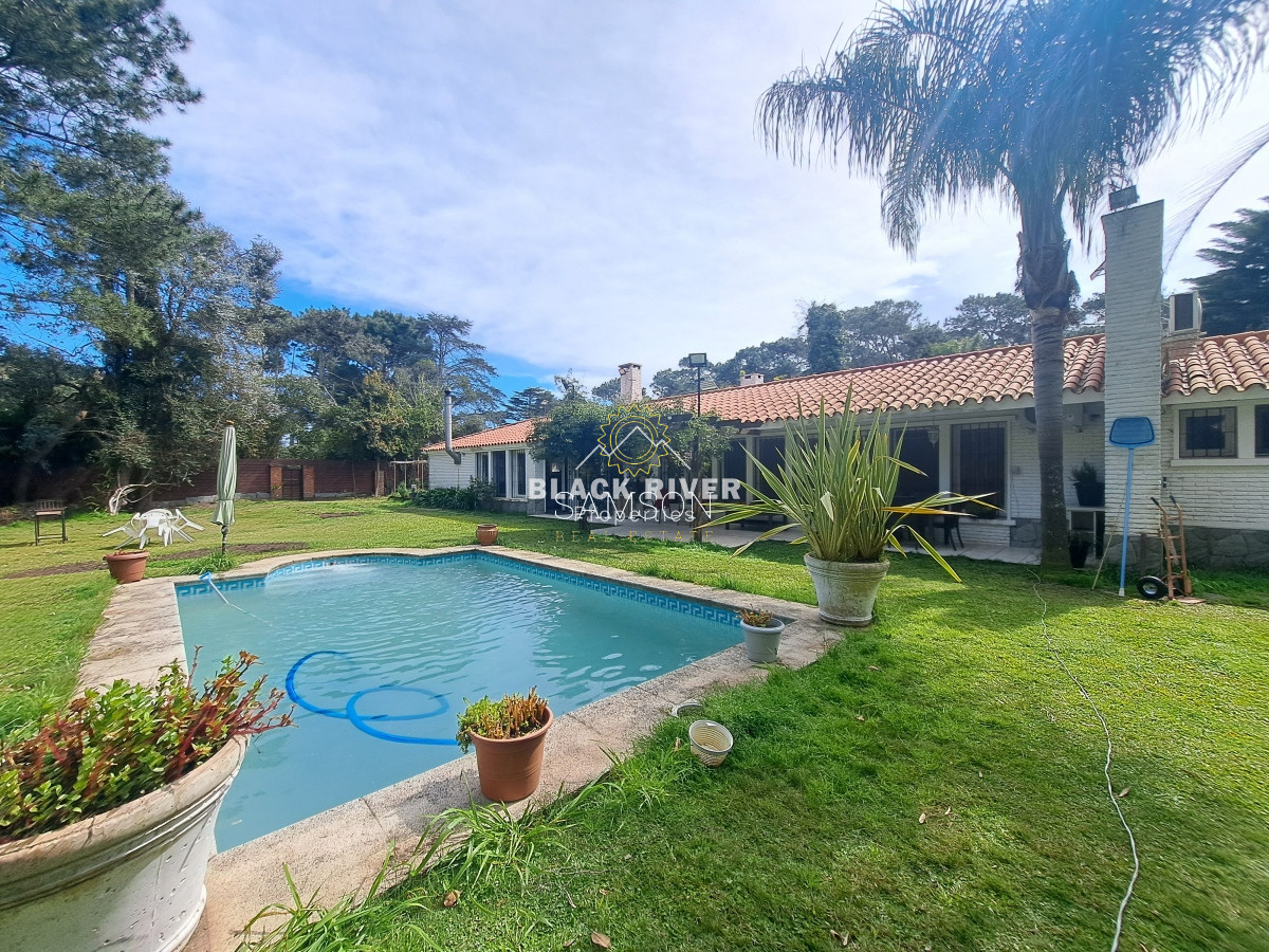 Casa ID.66788 - Casa con piscina en alquiler  4 dormitorios Playa Mansa - Punta del Este