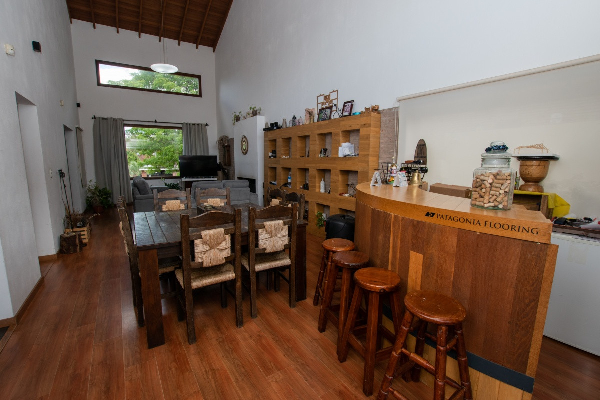 Casa ID.58872 - Venta casa de 5 dormitorio con piscina en Pinares. 
