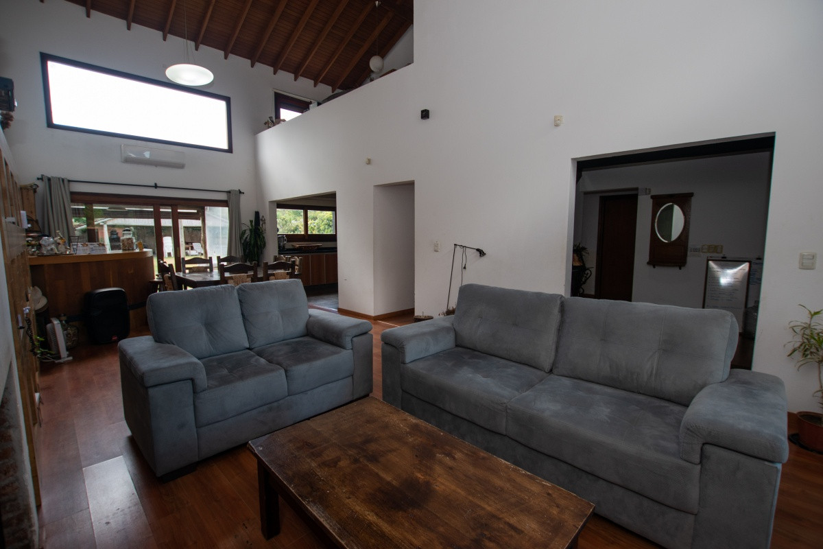 Casa ID.58872 - Venta casa de 5 dormitorio con piscina en Pinares. 