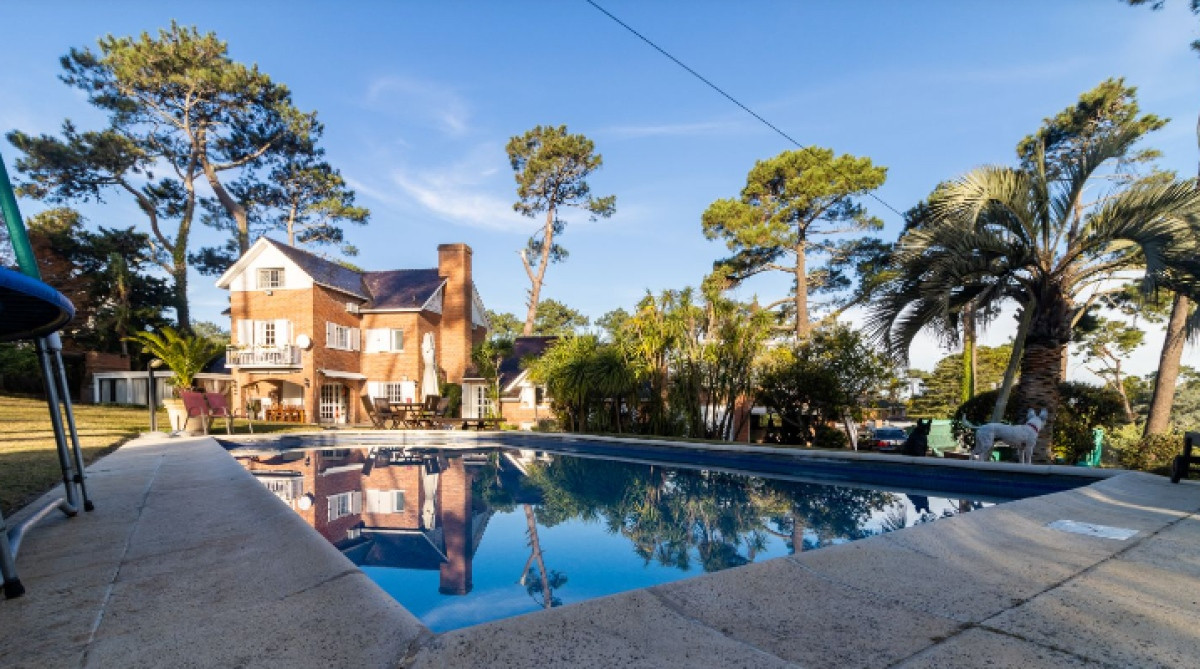 Casa ID.66807 - Casa de 6 dormitorios con piscina en venta en Playa Mansa con piscina Punta del Este 