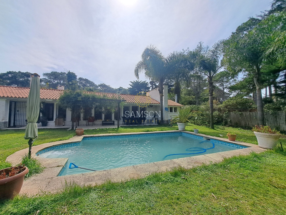 Casa ID.66788 - Casa con piscina en alquiler  4 dormitorios Playa Mansa - Punta del Este