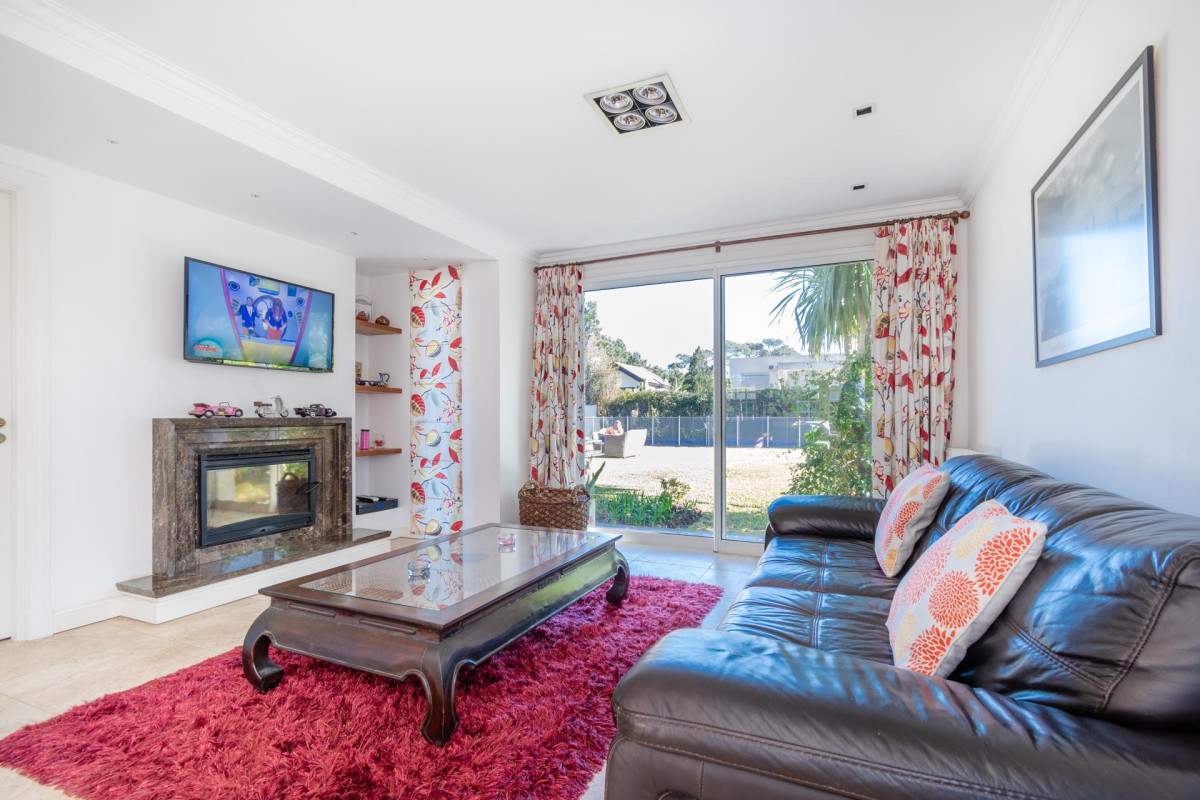 Casa ID.64 - Casa en venta 6 dormitorios con Piscina climatizada Playa Mansa cantegril Punta del Este