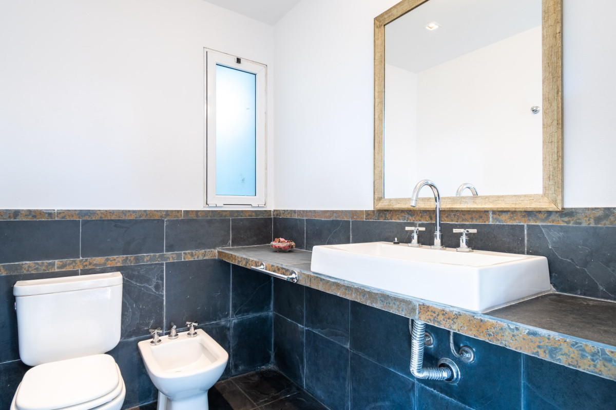 Casa ID.64 - Casa en venta 6 dormitorios con Piscina climatizada Playa Mansa cantegril Punta del Este