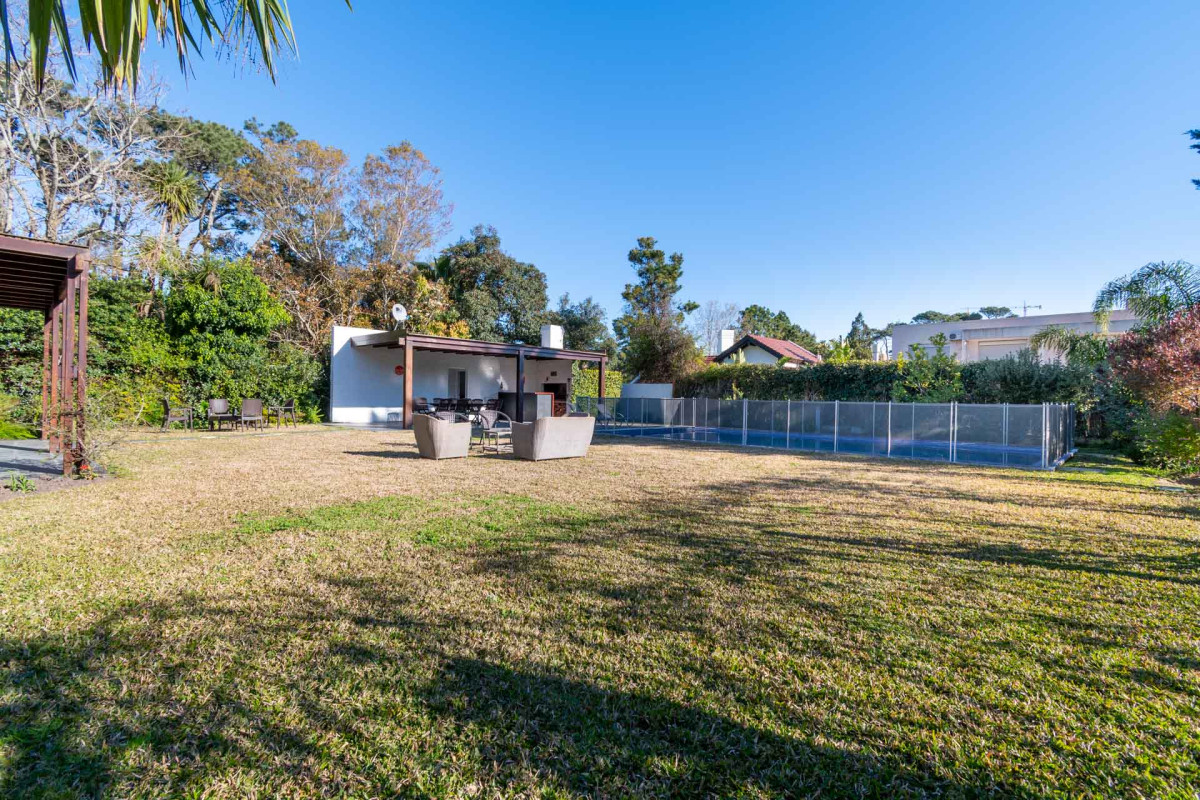 Casa ID.64 - Casa en venta 6 dormitorios con Piscina climatizada Playa Mansa cantegril Punta del Este