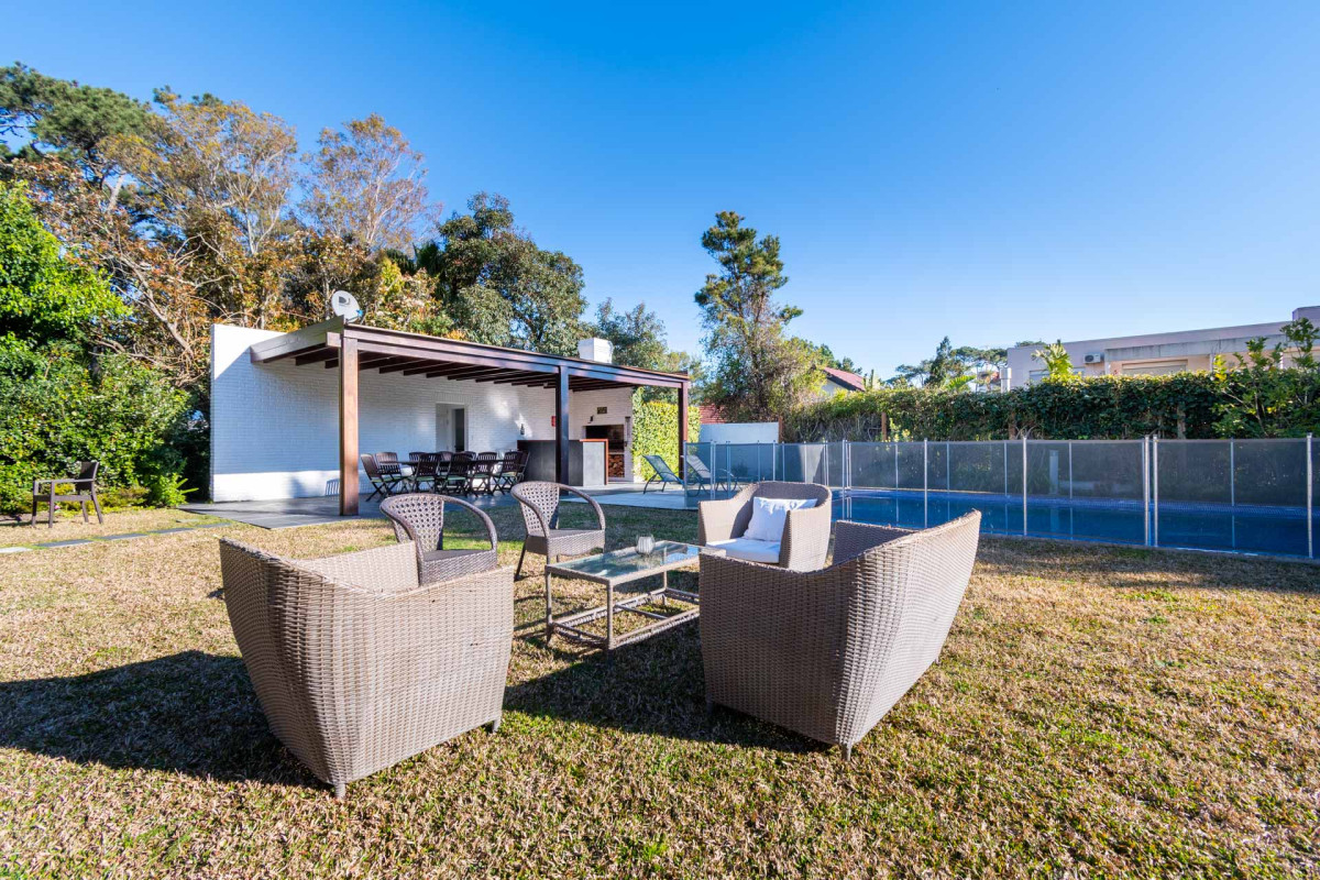 Casa ID.64 - Casa en venta 6 dormitorios con Piscina climatizada Playa Mansa cantegril Punta del Este