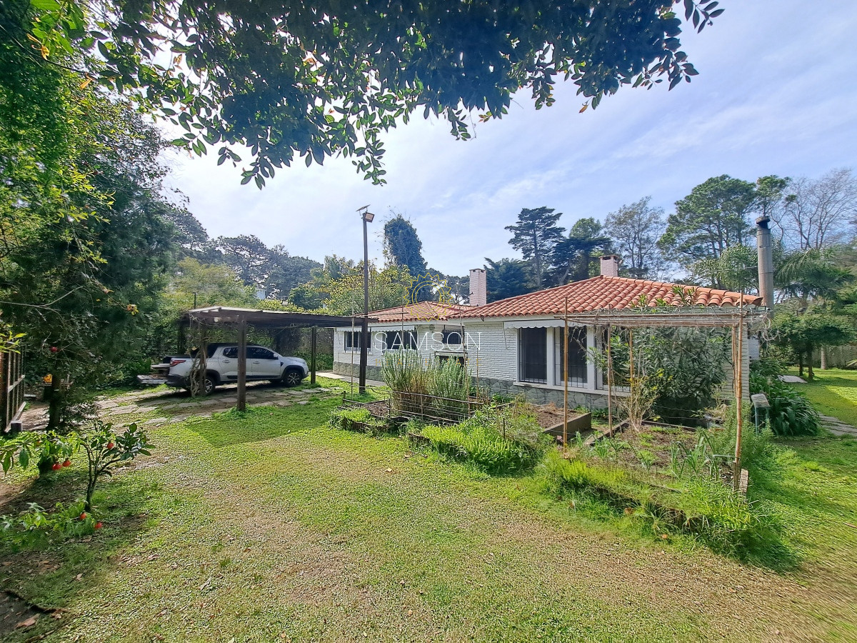 Casa ID.66788 - Casa con piscina en alquiler  4 dormitorios Playa Mansa - Punta del Este