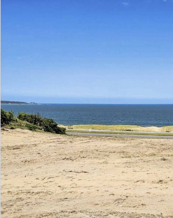 Casa ID.66620 - CASA EN VENTA EN PRIMERA LINEA DE LA PLAYA MANSA, BARRIO PRIVADO. PUNTA DEL ESTE 