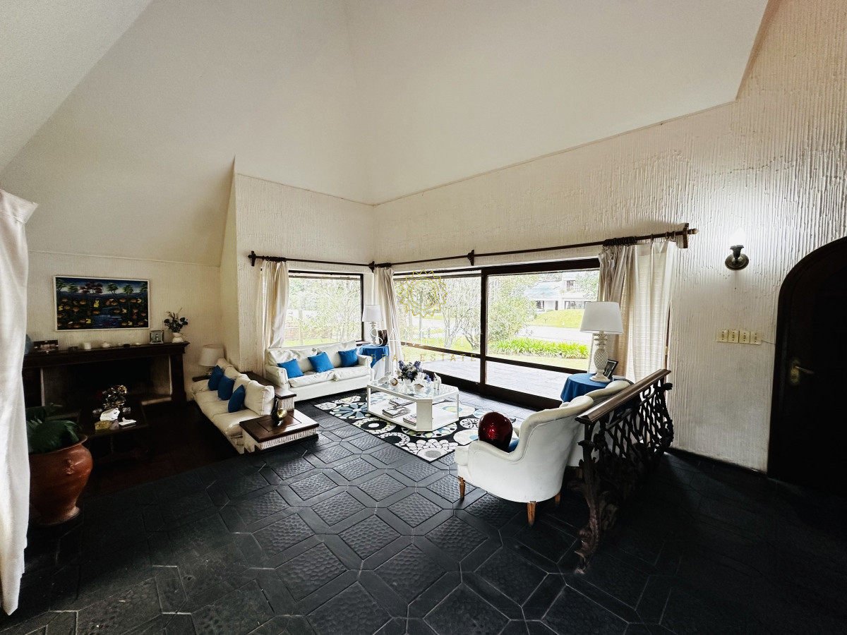 Casa ID.66957 - Casa en venta 4 dormitorios en  Lugano Punta del Este
