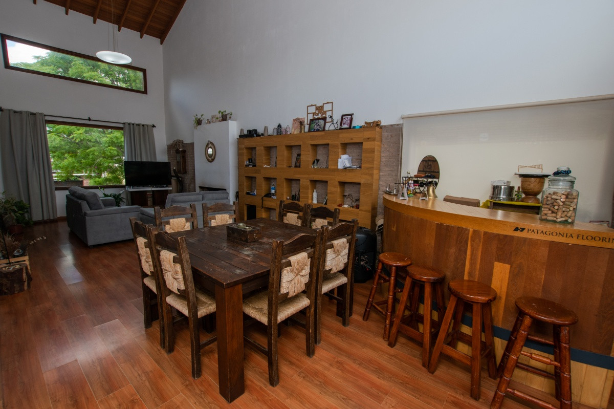 Casa ID.58872 - Venta casa de 5 dormitorio con piscina en Pinares. 