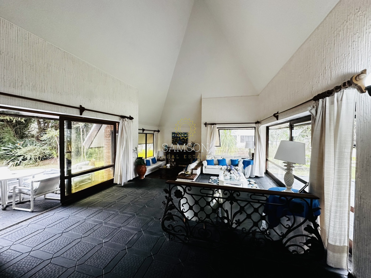 Casa ID.66957 - Casa en venta 4 dormitorios en  Lugano Punta del Este