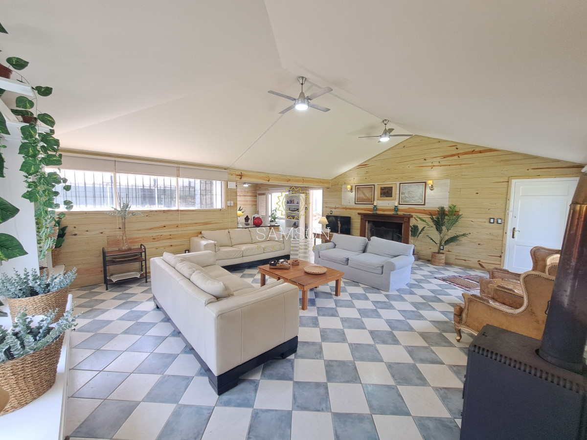 Casa ID.66788 - Casa con piscina en alquiler  4 dormitorios Playa Mansa - Punta del Este