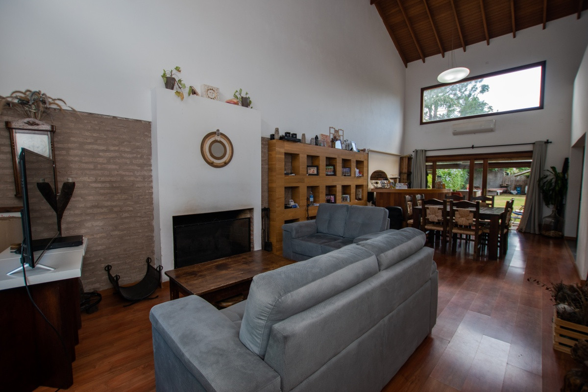 Casa ID.58872 - Venta casa de 5 dormitorio con piscina en Pinares. 