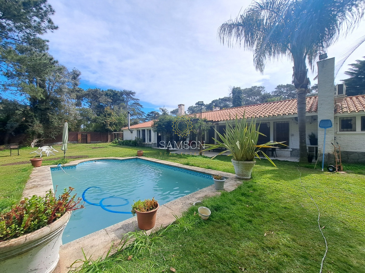Casa ID.66788 - Casa con piscina en alquiler  4 dormitorios Playa Mansa - Punta del Este