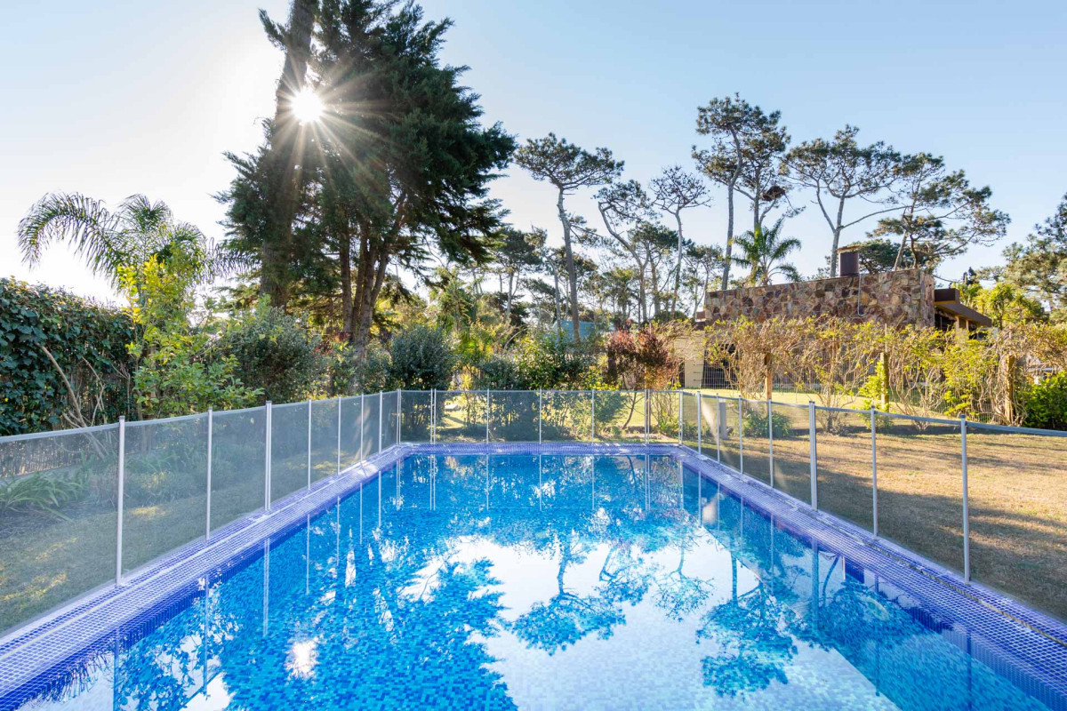 Casa ID.64 - Casa en venta 6 dormitorios con Piscina climatizada Playa Mansa cantegril Punta del Este