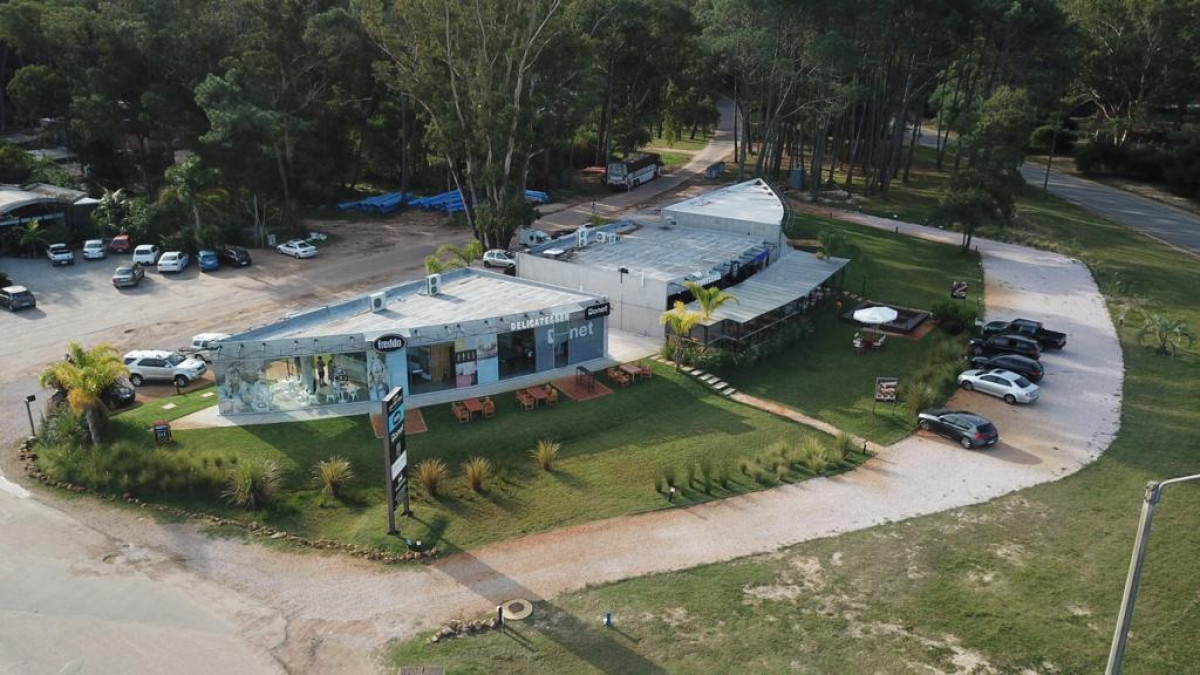 Local Comercial ID.64138 - Local en venta o alquiler anual.