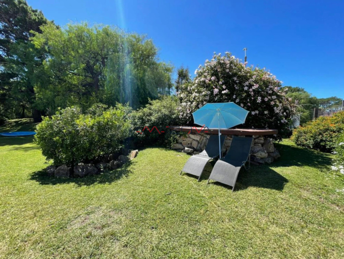 Casa ID.4915 - Casa ubicada en zona de la mansa. En inmejorable entorno, la misma cuenta con cuatro dormitorios, dos de ellos en suite, tres baños, dorm y b. de serv