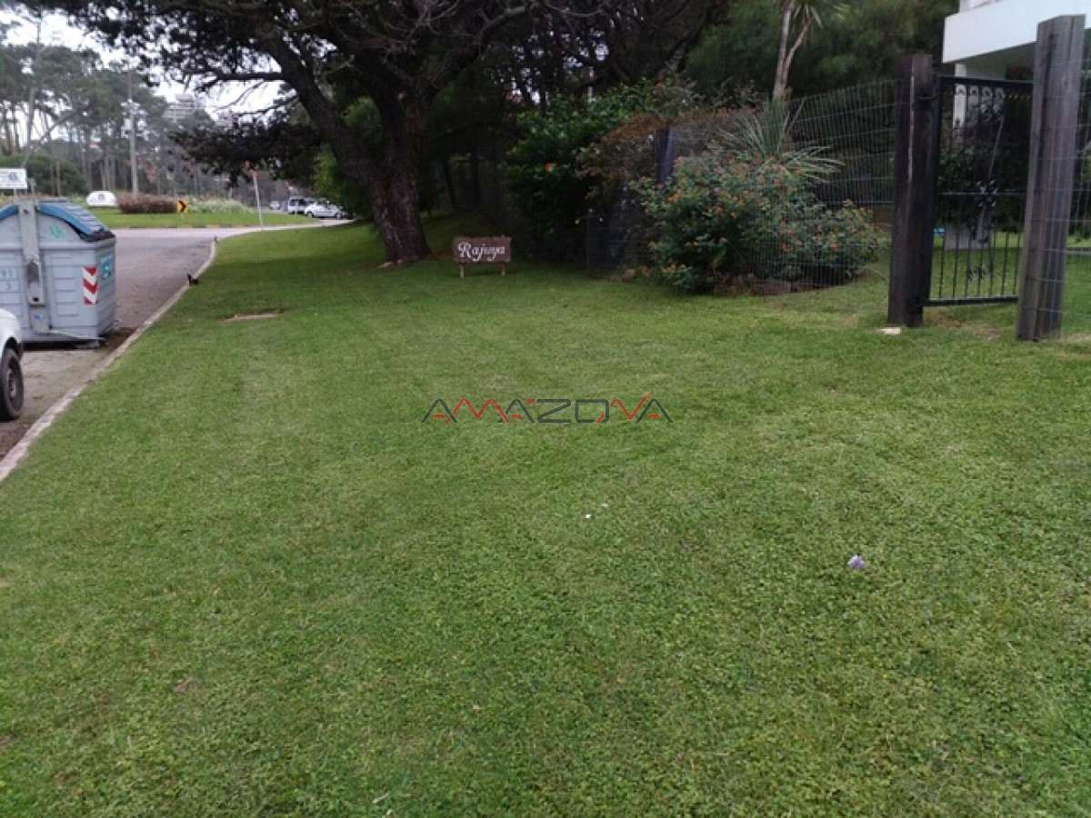 Casa ID.4915 - Casa ubicada en zona de la mansa. En inmejorable entorno, la misma cuenta con cuatro dormitorios, dos de ellos en suite, tres baños, dorm y b. de serv