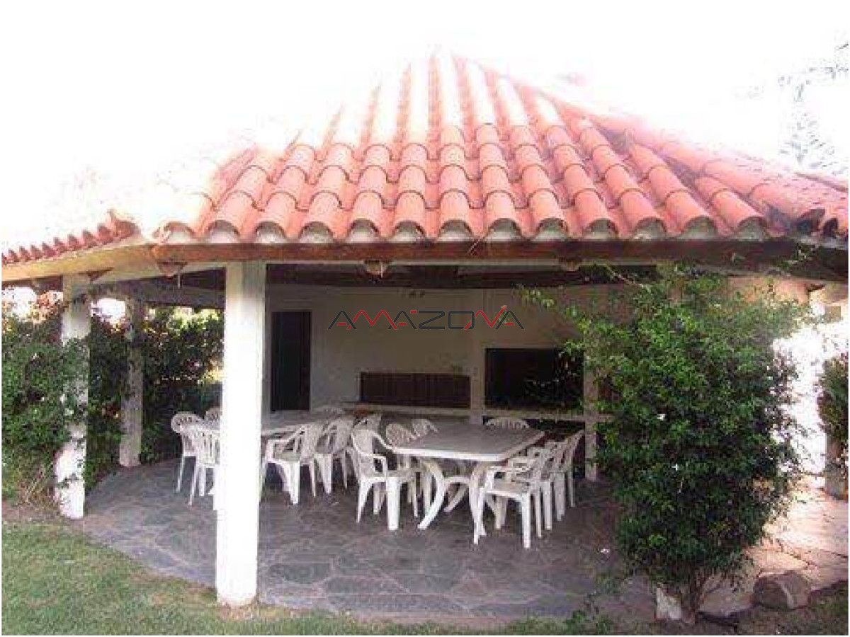 Casa ID.4915 - Casa ubicada en zona de la mansa. En inmejorable entorno, la misma cuenta con cuatro dormitorios, dos de ellos en suite, tres baños, dorm y b. de serv