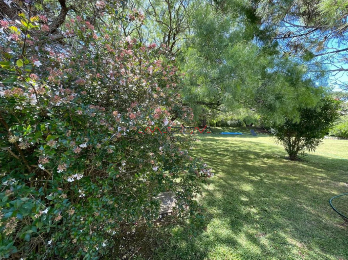 Casa ID.4915 - Casa ubicada en zona de la mansa. En inmejorable entorno, la misma cuenta con cuatro dormitorios, dos de ellos en suite, tres baños, dorm y b. de serv