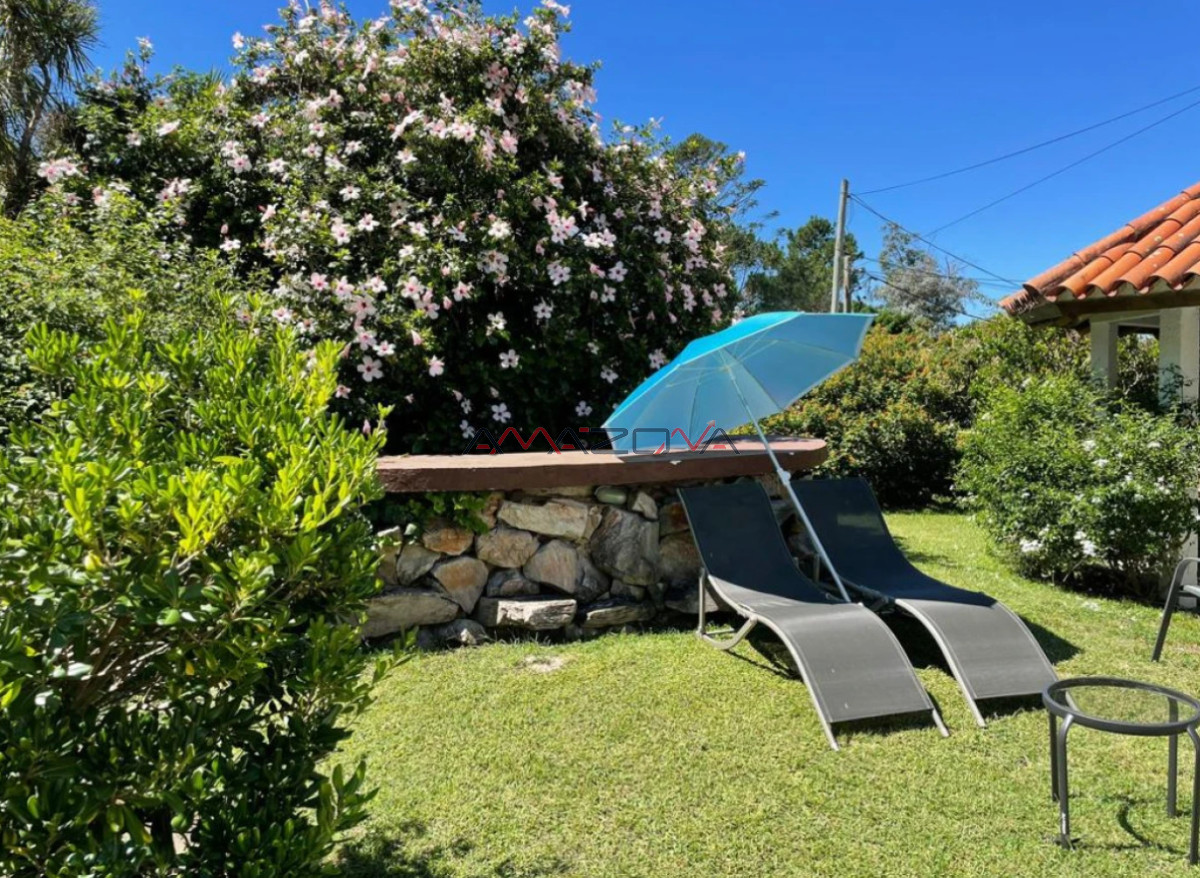 Casa ID.4915 - Casa ubicada en zona de la mansa. En inmejorable entorno, la misma cuenta con cuatro dormitorios, dos de ellos en suite, tres baños, dorm y b. de serv