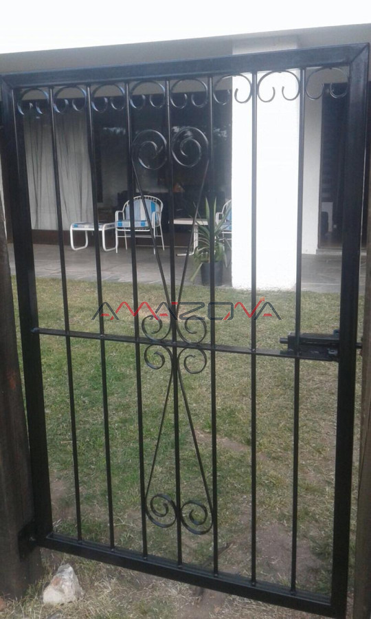 Casa ID.4915 - Casa ubicada en zona de la mansa. En inmejorable entorno, la misma cuenta con cuatro dormitorios, dos de ellos en suite, tres baños, dorm y b. de serv