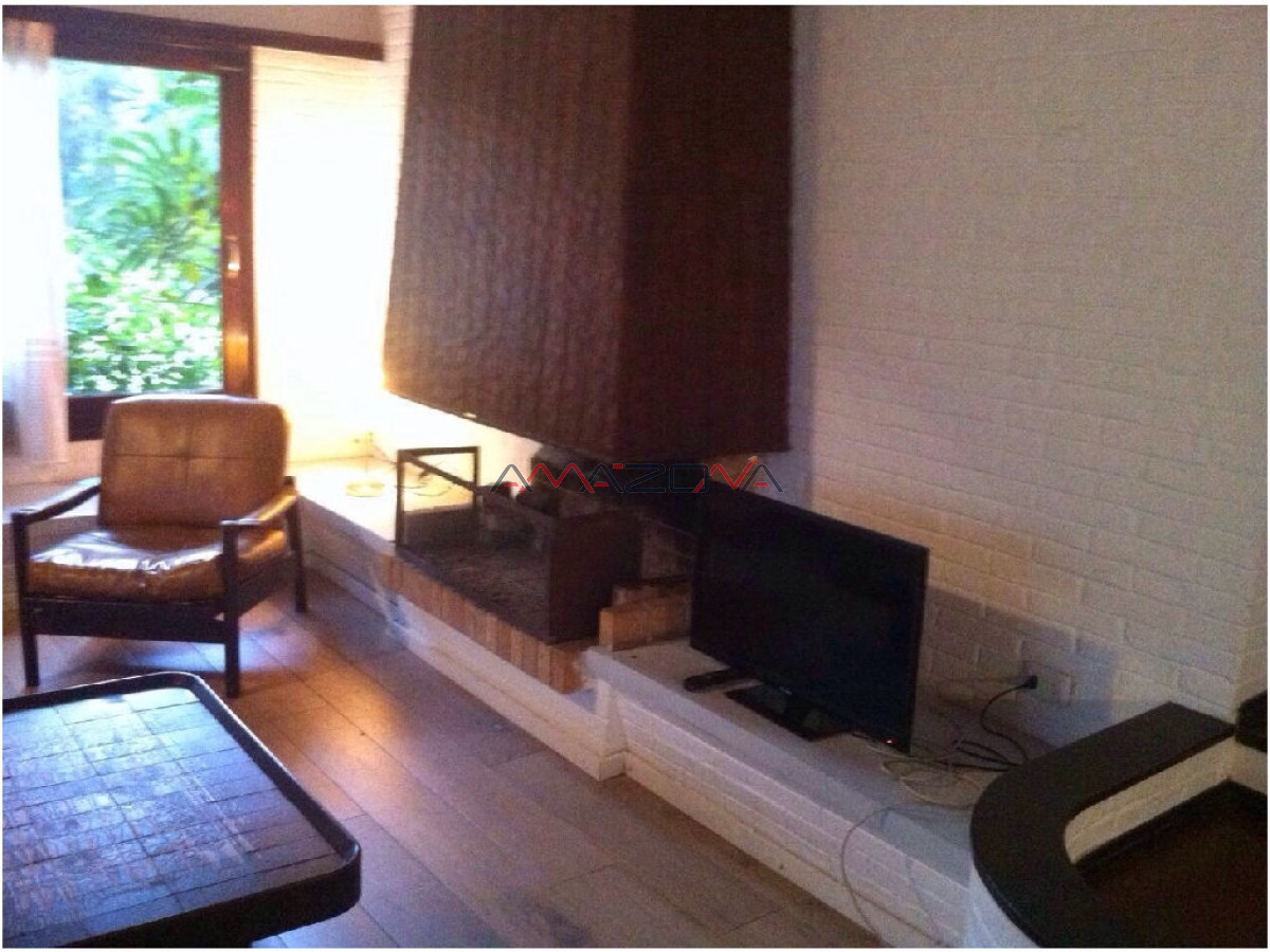 Casa ID.4915 - Casa ubicada en zona de la mansa. En inmejorable entorno, la misma cuenta con cuatro dormitorios, dos de ellos en suite, tres baños, dorm y b. de serv